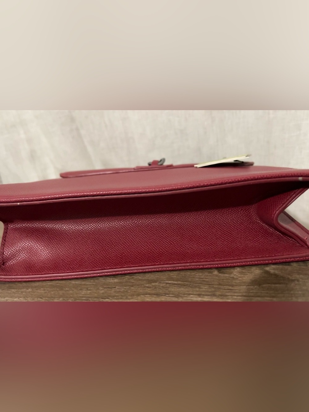 Elegant Red Satchel with Chain-Link Detail - Picture 3 of 3
